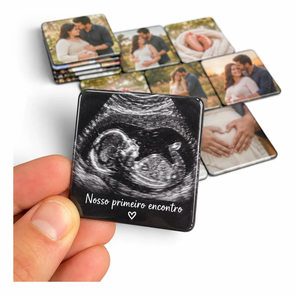 Foto ímã de ultrassom: imagem de ultrassom de um bebê em preto e branco com o texto Nosso primeiro encontro