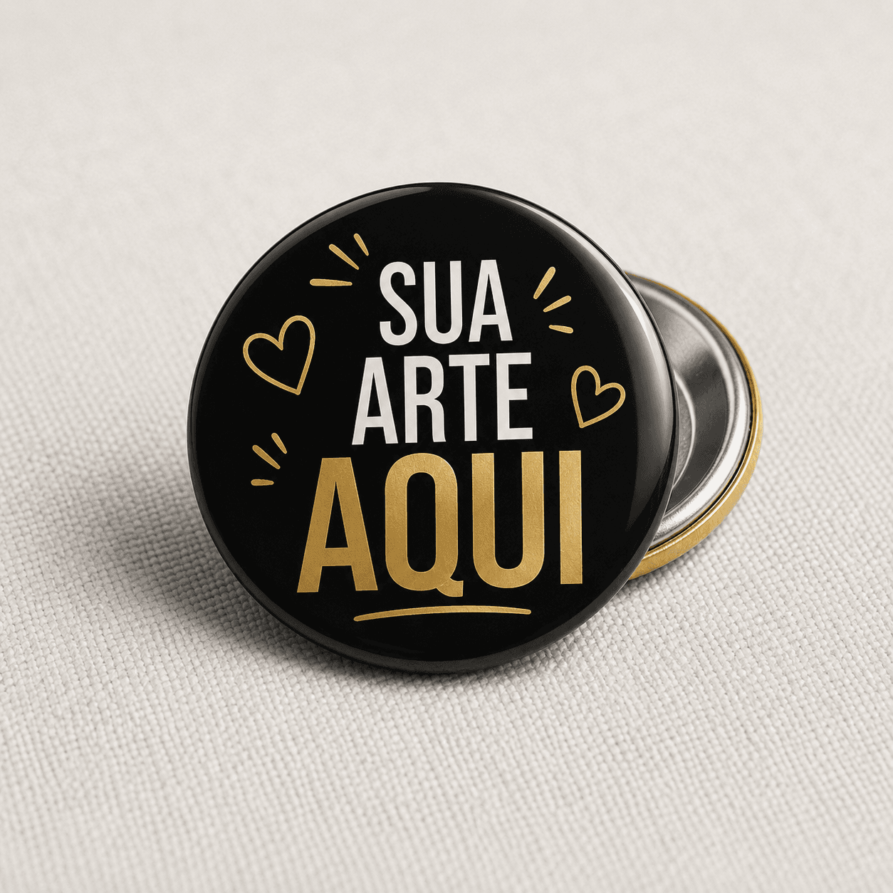 Botton personalizado branco com a frase Seja o Primeiro, focado em campanhas motivacionais
