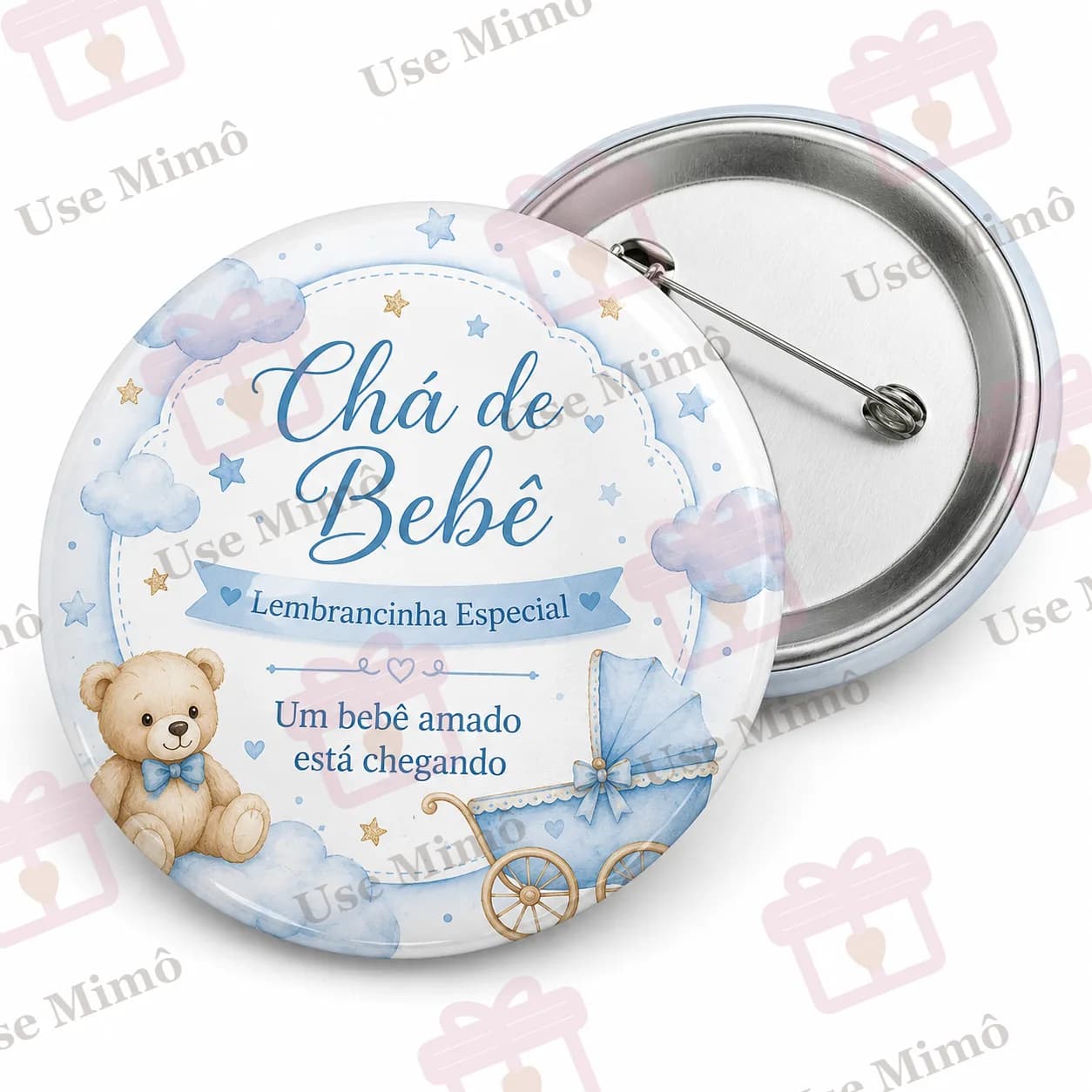 Botton redondo com ilustrações de urso, nuvens, estrelas e carrinho de bebê em tons de azul e bege, com textos Chá de Bebê, Lembrancinha Especial e Um bebê amado está chegando.