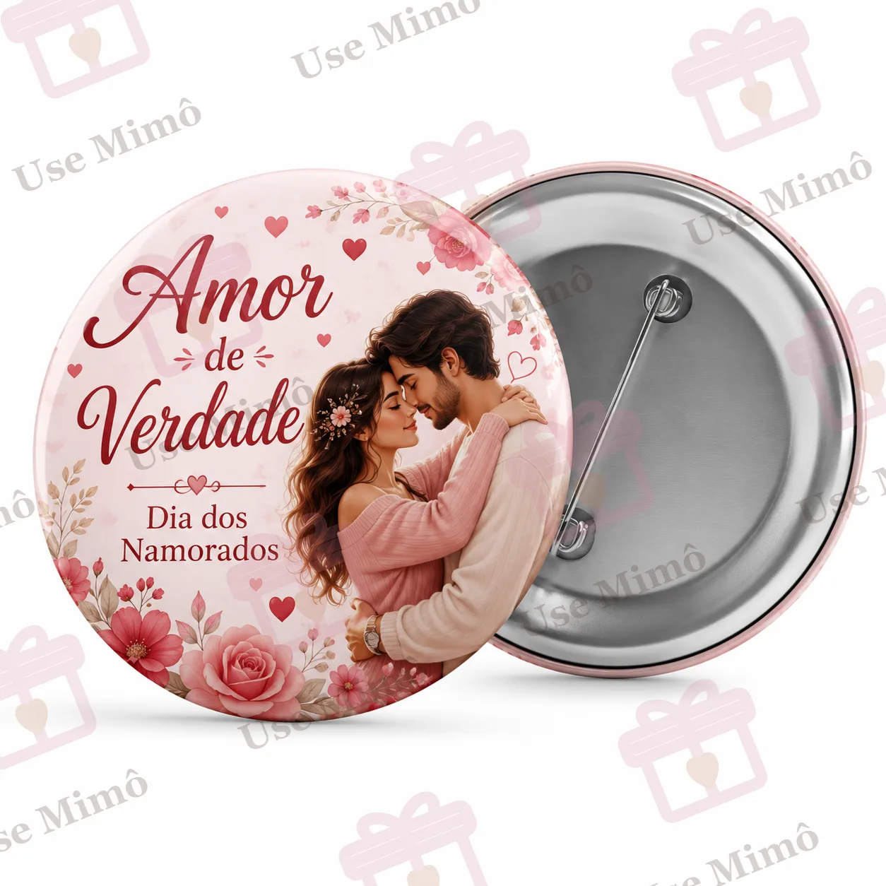 Botão redondo com casal e texto Amor de Verdade, Dia dos Namorados, fundo rosa com flores e corações.