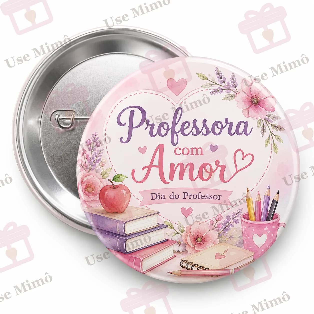 Botton redondo com verso prateado e frente rosa com ilustrações de livros, maçã, flores, caderno, lápis e texto que diz "Professora com Amor".