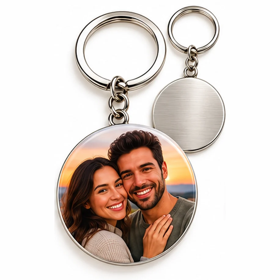 Chaveiro personalizado com foto de casal sorrindo ao pôr do sol, com o verso prateado liso ao lado