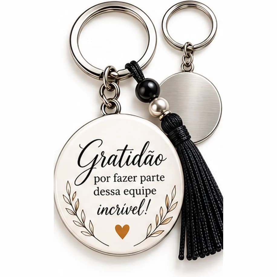 Chaveiro personalizado branco com a frase Gratidão por fazer parte dessa equipe incrível e pingente de franja preto