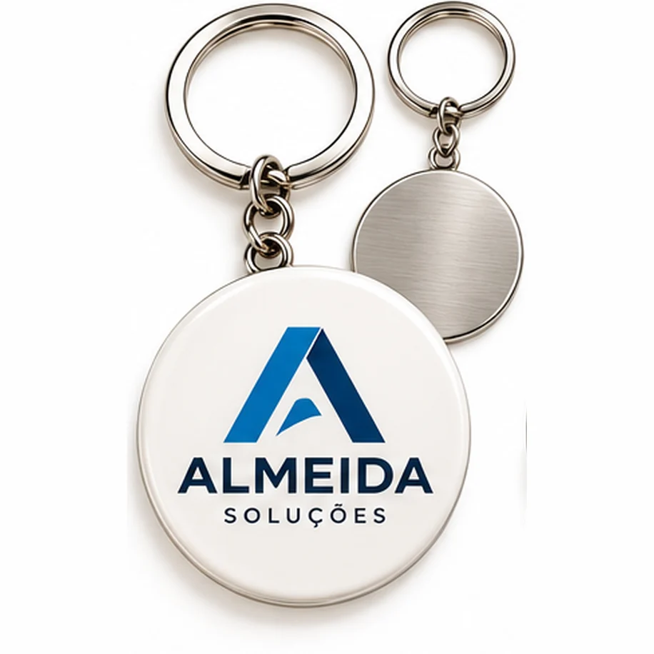 Chaveiro personalizado branco com a logo de exemplo Almeida Soluções em azul, com o verso prateado liso ao lado