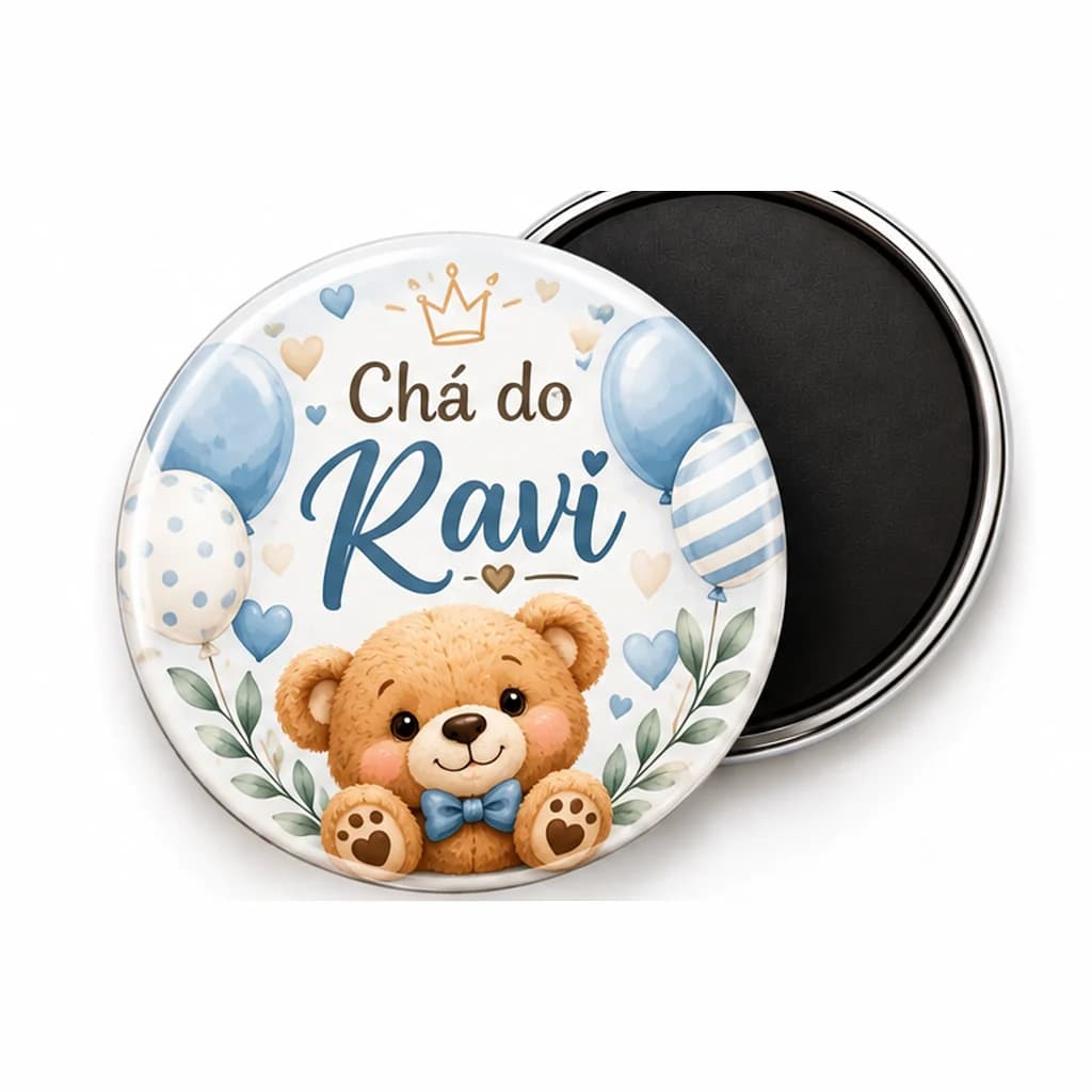 Ímã redondo de chá de bebê com ursinho de gravata borboleta azul, balões e o nome Ravi, com o verso magnético preto