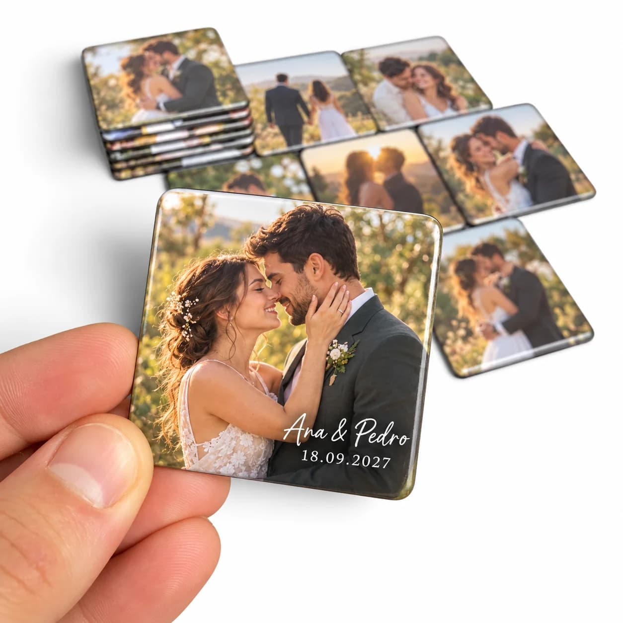 Foto ímã de convite pré-wedding: casal de ensaio ao ar livre com os nomes Ana e Pedro e a data escritos na foto